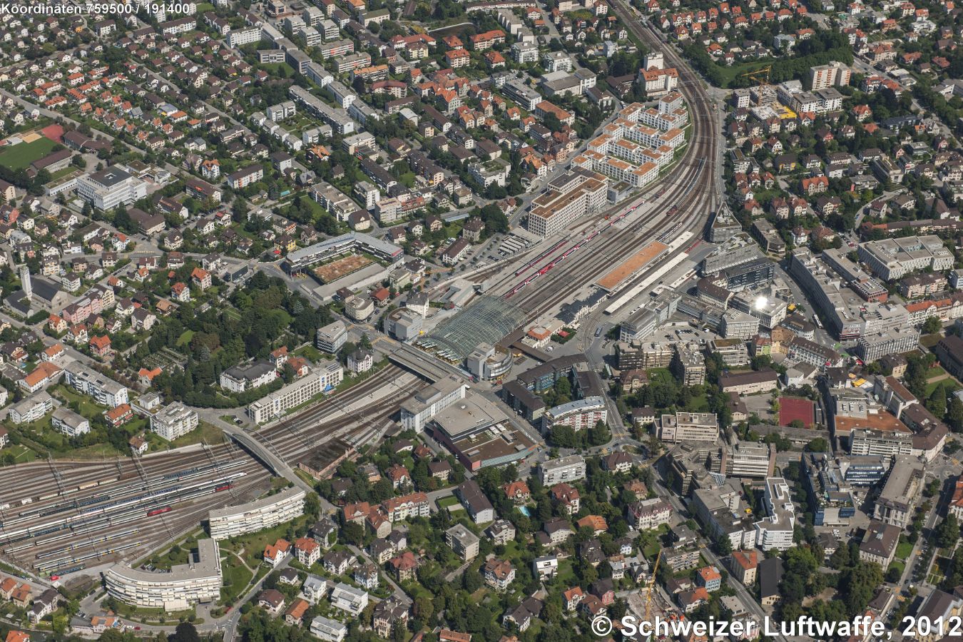 Chur: Bahnhof SBB/RhB, glasüberdachter Busbahnhof